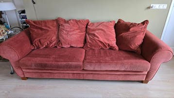 Gratis Comfortabele driezitsbank met kussens