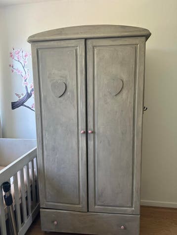 Gratis af te halen: Leuke kledingkast met hartjes