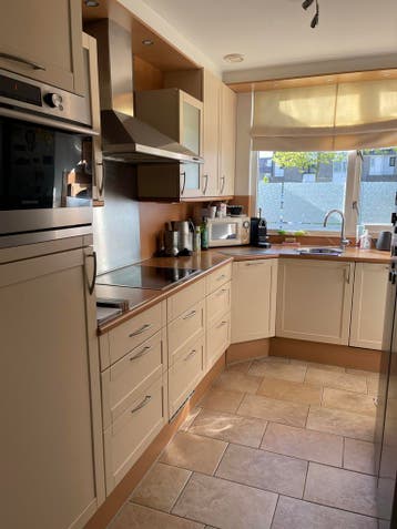 Gratis: hoekkeuken met inbouwapparatuur