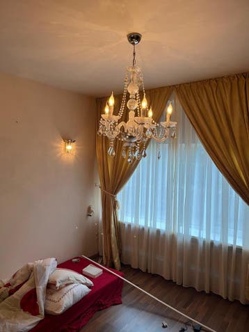 Mooie plafond met kristallen details