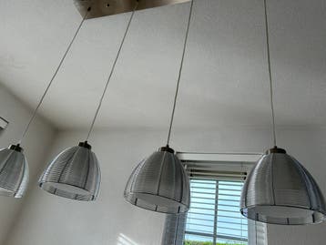 Plafondlamp met 4 en eentje met 3 lampen.