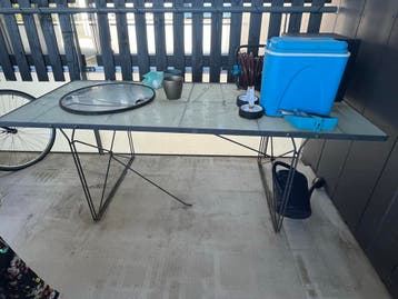 Gratis massieven glastafel met metalen onderstel
