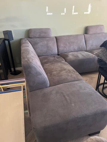 Comfortabele grijze hoekbank met verstelbare hoofdsteunen