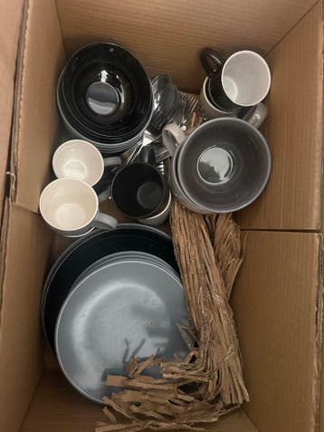 Gratis servies: borden, kommen, kopjes en bestek