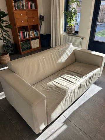 Twee offwhite leren banken gratis af te halen