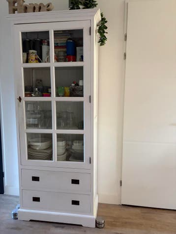 Witte Vitrinekast met Glazen Deuren en Lades