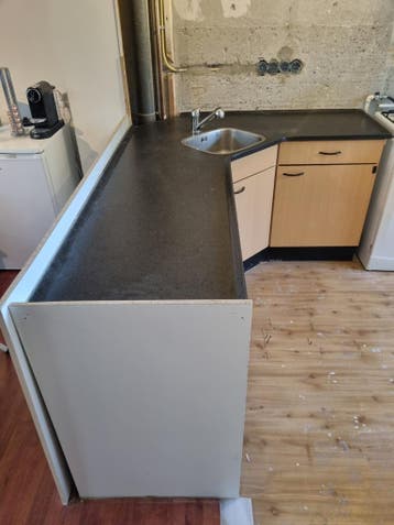 Hoekkeuken met spoelbak en kraan