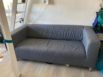 Bank grijs, moet weg