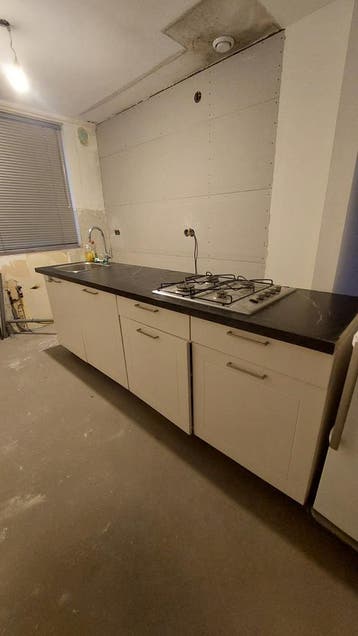 Keuken met gasfornuis, vaatwasser, spoelbak + kraan + boiler