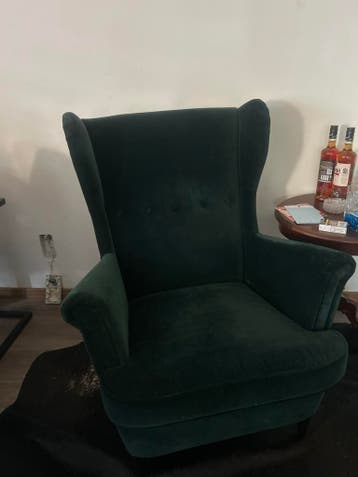 Gratis af te halen: Groene fluwelen stoel (poot defect)