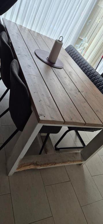 Gratis. Robuuste houten eettafel - opknapper
