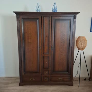 Massief houten kast met veel opbergruimte
