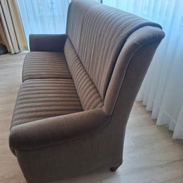 Comfortabele gestreepte tweepersoonsbank