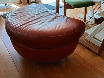 Gratis donker rode leren poef