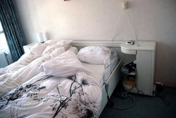 slaapkamer ledikant roomwit met ombouw en nachtkastjes