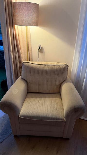 Comfortabele fauteuil in beige ribstof