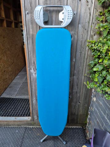 Blauwe strijkplank