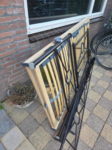Gratis metalen bed met elektrische lattenbodem