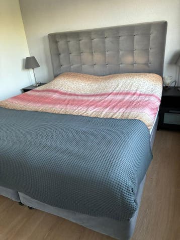 GRATIS Boxspring lichtgrijs inc nachtkastjes