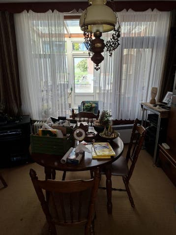 Tafel met 4 stoelen gratis af te halen in Simpelveld