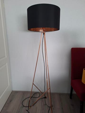 Bronskleurige Vloerlamp met Zwarte Kap - Modern Design