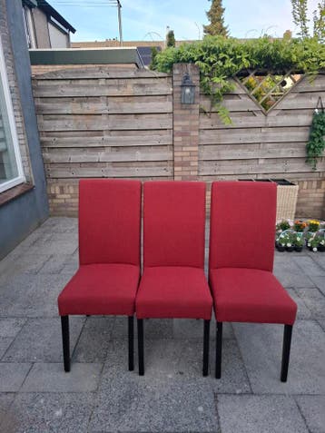 Leuke eetkamerstoelen in rood en blauw