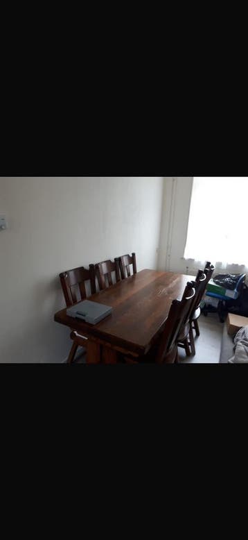 Eethoek met zes stoelen met bij passende salontafel