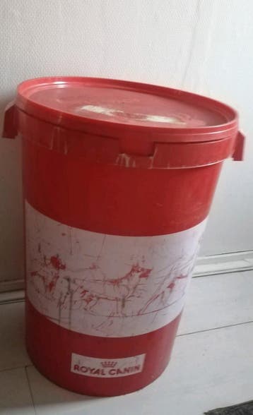 Grote voedselbewaaremmer circa 40 a 50L voor u huisdieren