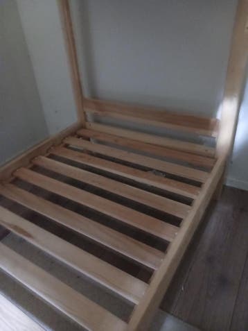 Een houten stapelbed