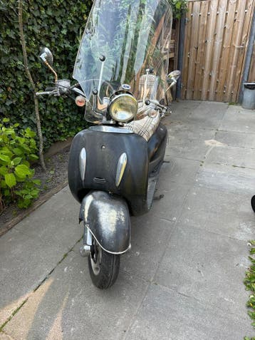 Retro scooter - opknapper - tegen elk aannemelijk bod