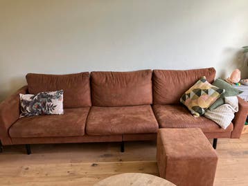 Bruine bank met hocker