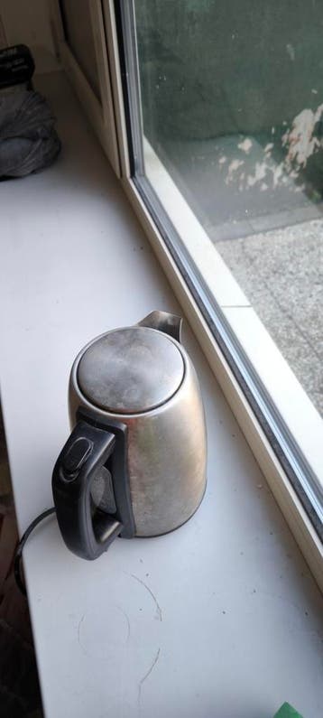 Gratis goedwerkende schone waterkoker en combi oven!!