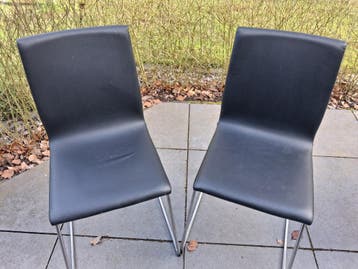 Set van 2 zwarte eetkamerstoelen met metalen onderstel