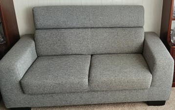 Comfortabele grijze tweezitsbank