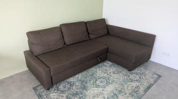 Comfortabele bruine hoekbank met slaapfunctie