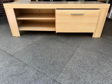 Gratis af te halen: TV-meubel (150 x 50 x 50 cm)