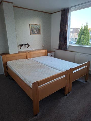 Twee eenpersoonsbedden 90x200 cm (excl. matrassen)