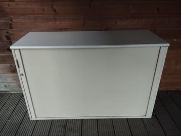 Metalen archiefkast met roldeur.