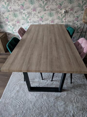 Gratis eettafel. Stevige tafel 200 x 100 cm.