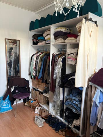 GRATIS: Witte kledingkast met open vakken en hangruimte