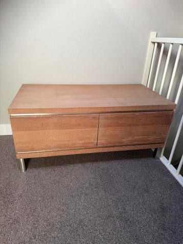 Gratis TV-meubel/dressoir van eikenhout met metalen accent