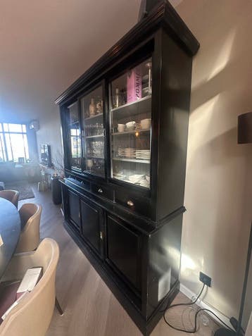 Zwart houten vitrinekast met schuifdeuren