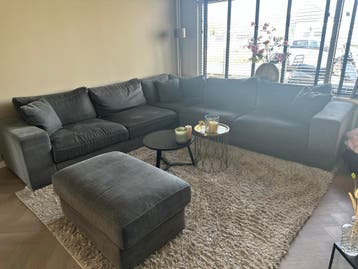 Grote grijze hoekbank met poef 315 x 315