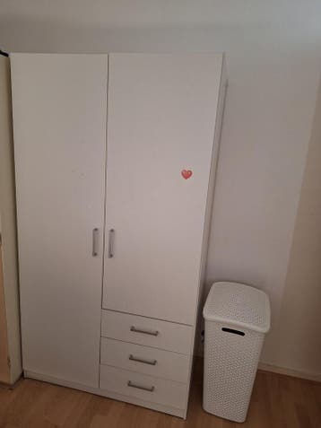 Witte kledingkast met lades en deuren