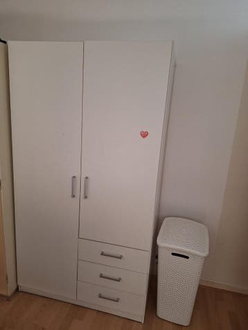 Witte kledingkast met lades en deuren