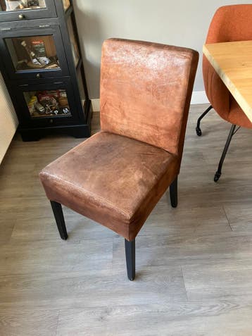 Gratis af te halen: 6 eetkamerstoelen.