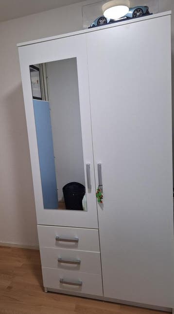 Witte kledingkast met spiegel en lades