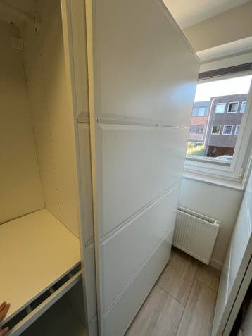 Witte kledingkast met schuifdeuren en hangruimte