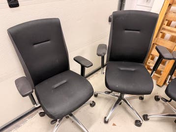 Gebruikte bureaustoelen - 2 met lichte armsteunschade
