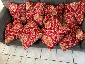 Set van 8 rode sierkussens met goudkleurig patroon